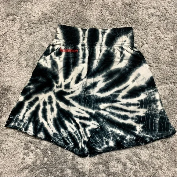 NWOT Lululemon LA High Rise Relaxed Short * Tie Dye Black White